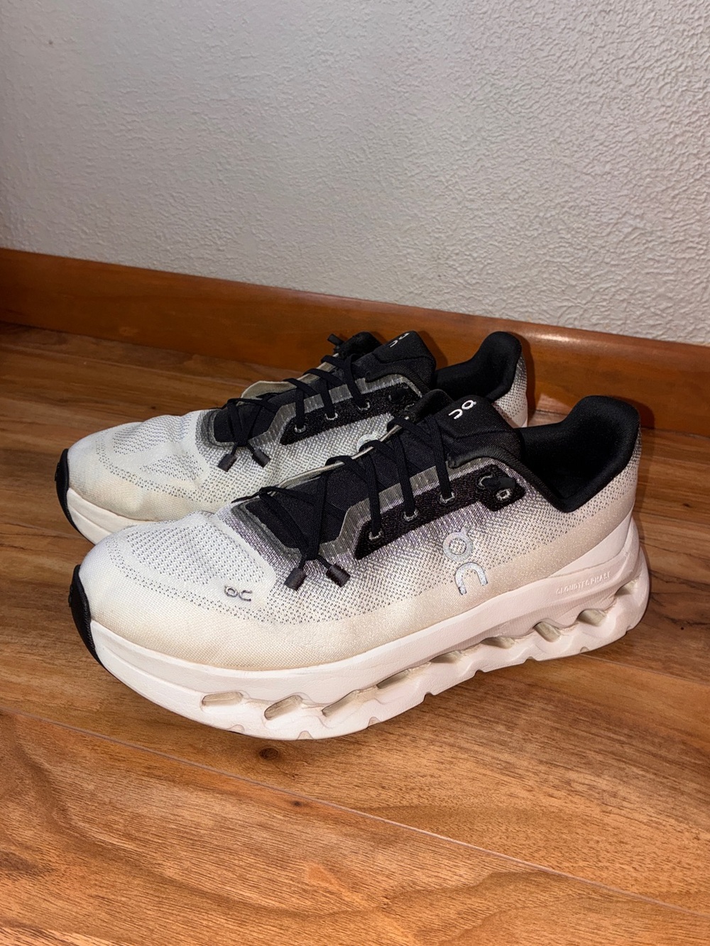 On Cloud Women’s Cloudtilt Athletic Running Sneaker Shoes, white/black- size 9